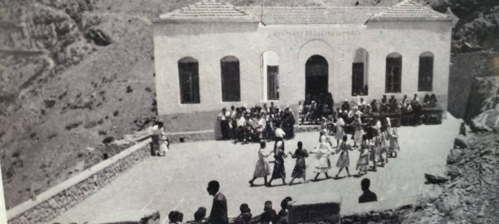 Οι μαθήτριες χορεύουν Καλαματιανό στις Επιδεικτικές Εξετάσεις (Δεκαετία 1960, Φωτ. Φίλιππα Νικ. Φιλιππάκη).