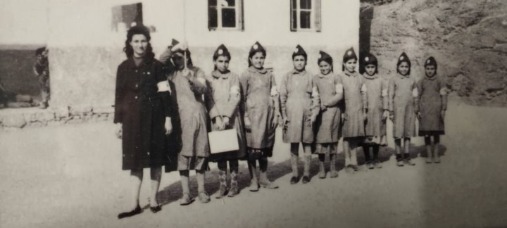 Η δασκάλα Μαρία Βολονάκη από την Κατταβιά της Ρόδου, με την ομάδα μαθητριών των πρώτων βοηθειών. (1961, Φωτ. Φίλιππα Νικ. Φιλιππάκη).