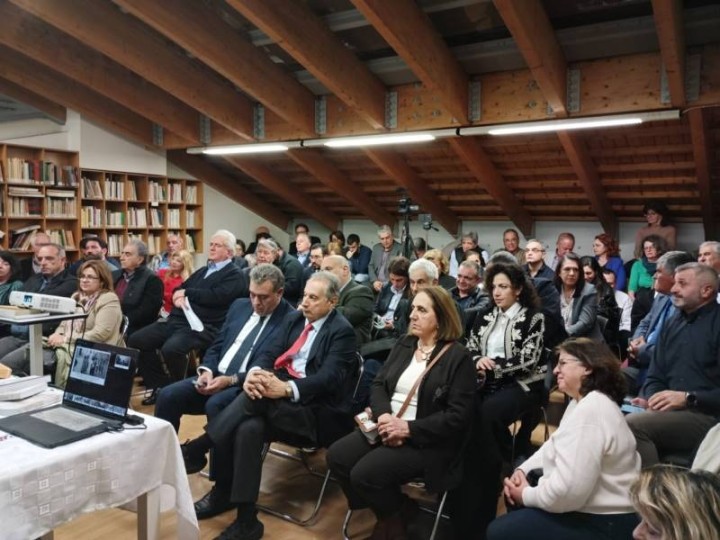 Το ακροατήριο προσηλωμένο στους ομιλητές