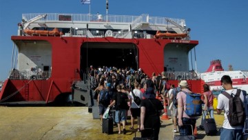 Mείωση στα λιμενικά τέλη για τη συγκράτηση των τιμών στα εισιτήρια