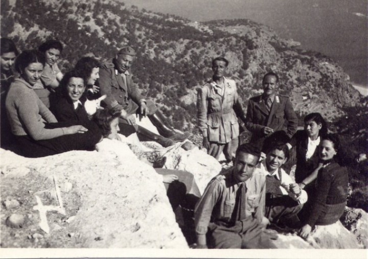 Ο Ennio Grimaldi (εμπρός) με άλλους αξιωματικούς και Ιταλίδες δασκάλες στον Μερτώνα