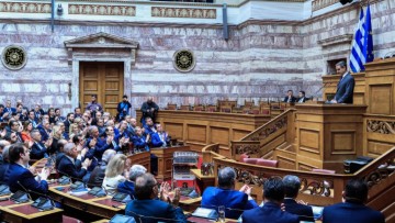 Κριτική από βουλευτές: «Υπάρχει  σύστημα εμίρηδων και αρκετοί  κακομοίρηδες που τραβάμε κουπί»