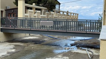 Περιφέρεια και δήμος κατεδάφισαν γέφυρα στην εκβολή του Τριαντενού ποταμού, αλλά ξενοδοχείο την έστησε ξανά