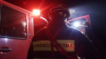 Φλόγες σε ταράτσα σπιτιού στην Ιαλυσό - άρπαξε φωτιά η καμινάδα τζακιού