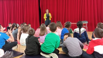 Μια ξεχωριστή συνάντηση των παιδιών του 1ου Δημοτικού Σχολείου Ρόδου με τη συγγραφέα παιδικής λογοτεχνίας Χρ. Φραγκεσκάκη