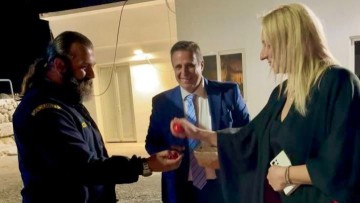 Τσούγγρισαν αυγά και αντάλλαξαν ευχές με τους εργαζόμενους ασφαλείας στο λιμάνι της Ρόδου