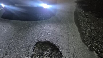 45 οχήματα με σκασμένο λάστιχο από λακκούβες στο οδικό δίκτυο - Τι αναφέρει σε ανάρτησή του ο ιδιοκτήτης εταιρίας οδικής βοήθειας