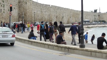 Παράνομοι μικροπωλητές και μόλις δύο ελεγκτές