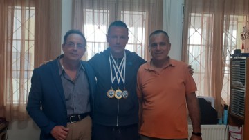 Γεώργιος Κούτρας, ο καθηγητής Φυσικής Αγωγής του Γυμνασίου Καλυθιών που διακρίνεται στον στίβο