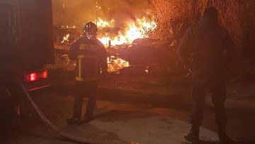 Δεν υπάρχει σωτηρία αλλά ούτε και εφαρμογή των νόμων: Φωτιά στον καταυλισμό των ρομά ντουμάνιασε και πάλι τον κόσμο