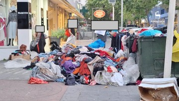 Με χιλιάδες ρούχα.. γέμισαν οι κάδοι στο κέντρο της Ρόδου - Έντονη αντίδραση από τον Δήμο Ρόδου