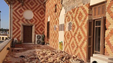 Ζημιές στον τοίχο του κτηρίου της Περιφέρειας προκάλεσε ο χθεσινός σεισμός - Δεν υπάρχει πρόβλημα λένε οι ειδικοί