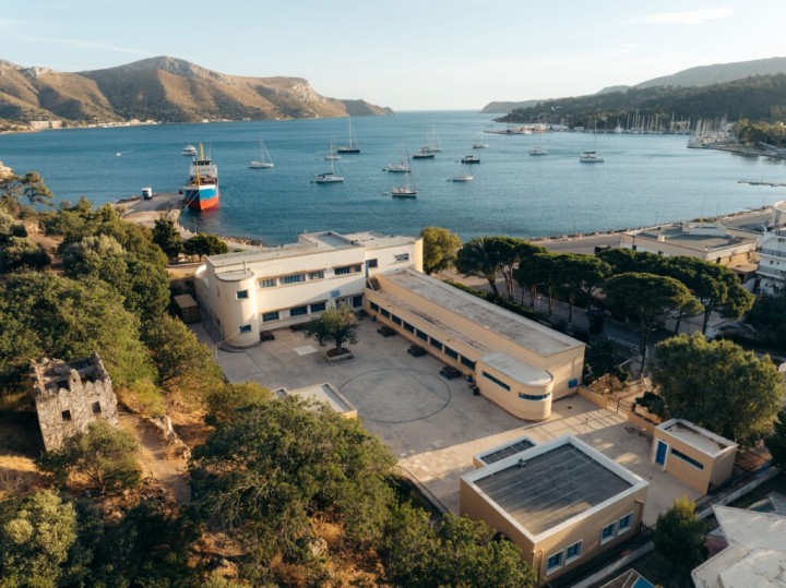 Το Δημοτικό σχολείο Λακκιού προσανατολισμένο προς τη θάλασσα/Photo: Κωστής Αγγελόπουλος