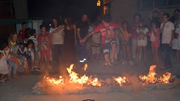 Ανάβουνε... φωτιές στις γειτονιές της Παστίδας. Το έθιμο του Κλήδονα αναβιώνει κι εφέτος