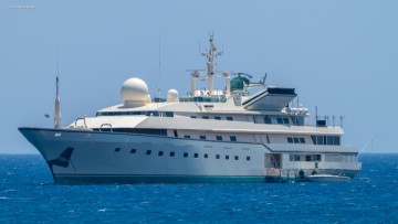 Στη Ρόδο η θρυλική θαλαμηγός Kingdom 5KR του James Bond, των Queen και του Adnan Khashoggi