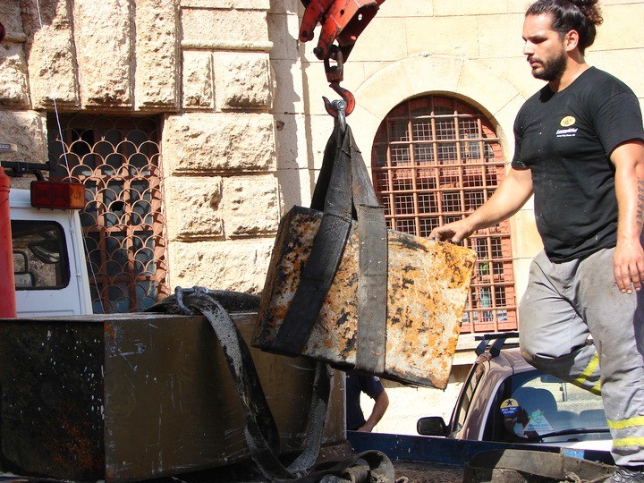 Το χρηματοκιβώτιο που βρέθηκε μέσα στη θάλασσα δίπλα από τον καταυλισμό και παραδόθηκε στην Ασφάλεια Ρόδου