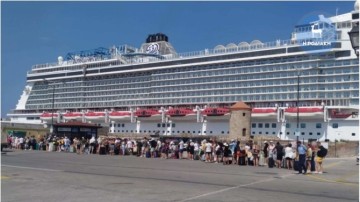 Τοποθετούνται σκίαστρα στο λιμάνι για τους επιβάτες