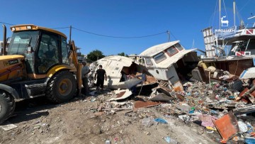 Το... σκουπιδαριό και τα εγκαταλελειμμένα σκάφη για πολλά χρόνια απομακρύνει το Λιμενικό Ταμείο έξω από το Καρνάγιο