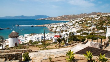 Καυτό «Θέρος»: Εφοριακοί-τουρίστες, drones, λουκέτα σε beach bar και τσουχτερά πρόστιμα σε βίλες