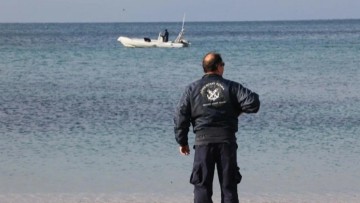 Χωρίς τις αισθήσεις του ανασύρθηκε από την παραλία της Λίνδου 30χρονος Βρετανός