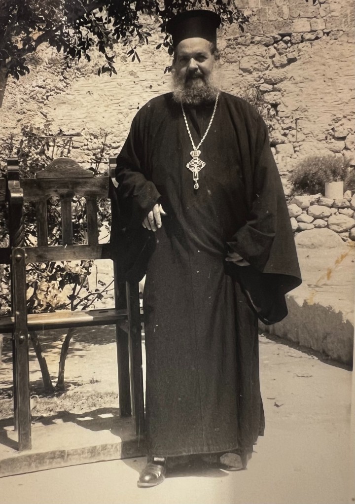 Ο εφημέριος του ναού στο προαύλιο οπωσ διαμορφώθηκε μετά την αγορά των 2 ακινήτων