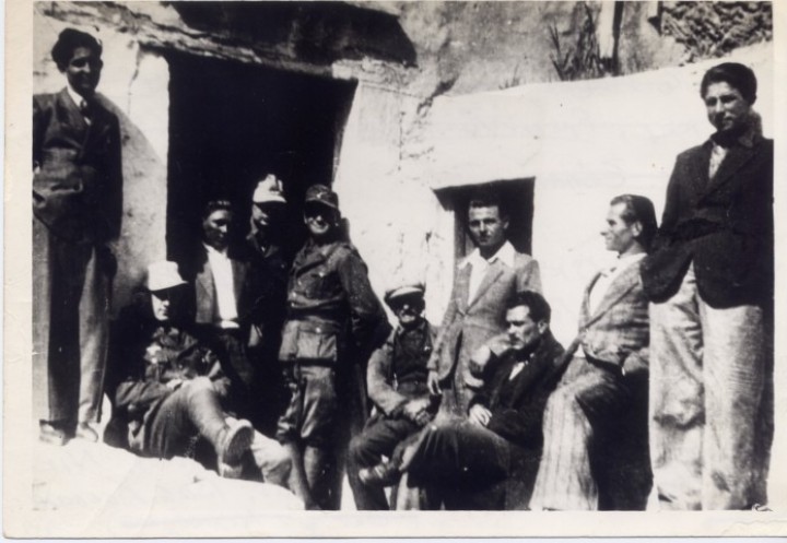 Τρεις Γερμανοί λιποτάκτες με Καρπάθιους επαναστάτες στις Μενετές (Από αριστερά: Ιωάννης Μαρής, Γερμανός, Εμμ. Μανώλακας, δυο Γερμανοί, Γεώργιος Καλύμνιος, Νίκος Χατζάκης, Εμμ. Παπαμανώλης, Βάσσος Δασκαλάκης και Βάσσος Ξώπαπας). Three German deserters with Karpathian revolutionaries in Menetes (From left: John Maris, a German, Emm. Manolakas, two Germans, George Kalymnios, Nikos Hatzakis, Emm. Papamanolis, Vassos Daskalakis and Vassos Xopapas).