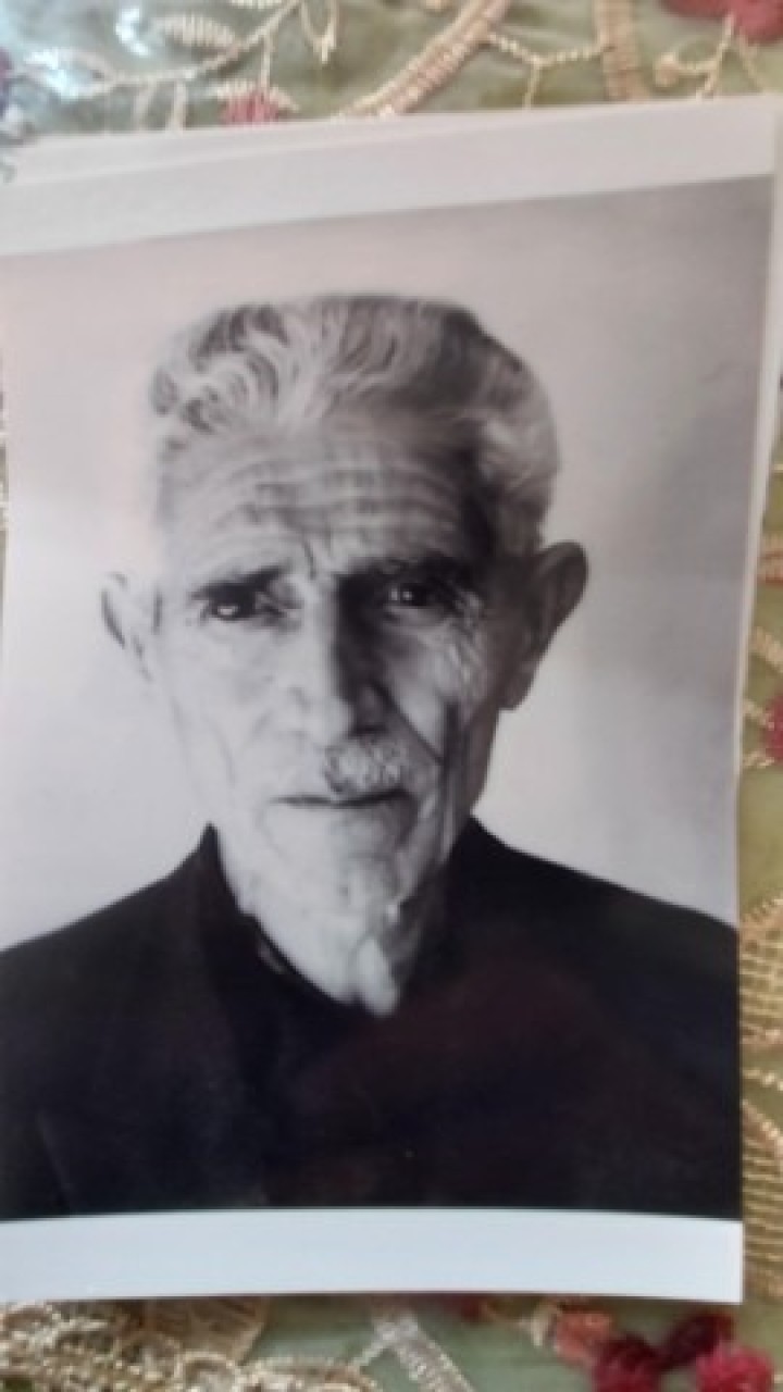 Ο Μανώλης Χαροκόπος συνελήφθη για κατασκοπεία και απεστάλη σε στρατόπεδο στο Χαϊδάρι. Manolis Harokopos was arrested for espionage and sent to a camp in Haidari.