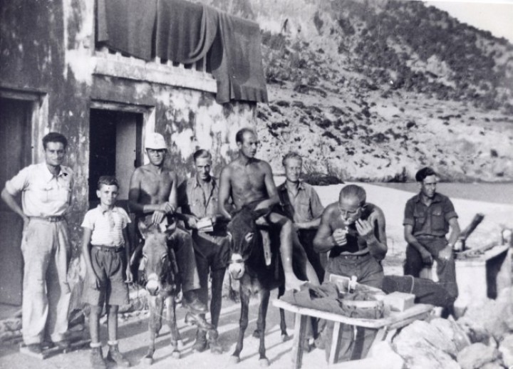 WIllige (άοπλος εθελοντής) Ιταλός στρατιώτης (αριστερά) με Γερμανούς στο Βρόντη. WIllige (unarmed volunteer) Italian soldier (left) with Germans at Vrontis.