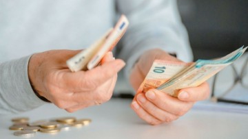 Συνταξιούχοι: Τα τρία σενάρια για την ενίσχυσή τους – Πώς έχασαν 164 δισ. από τα μνημόνια