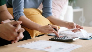 Τεκμήρια: Ψαλιδίζονται 30% για τις κατοικίες και έως 50% για αυτοκίνητα – Αναλυτικά παραδείγματα