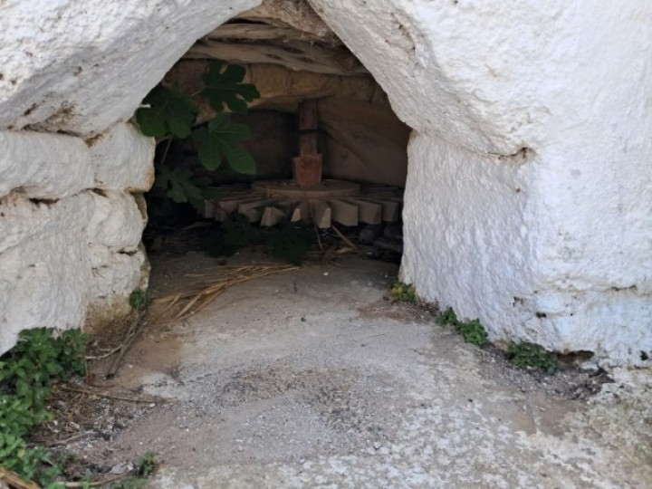 Ότι έχει μείνει από τις δεκάδες νερόμυλους που υπήρχαν στην Κάρπαθο. What remains of the dozens of watermills that existed in Karpathos.