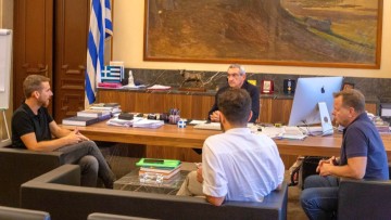 Συνάντηση του Περιφερειάρχη Γιώργου Χατζημάρκου με τον Αντιδήμαρχο Μιχάλη Θωμάτο για το Περιφερειακό Καταφύγιο Ζώων Συντροφιάς στη Ρόδο