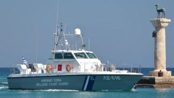 Από το Λιμενικό εντοπίστηκαν 34 αλλοδαποί που έφτασαν με ιστιοφόρο από την Τουρκία στο Πλυμμύρι