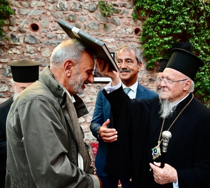 Ο οικουμενικός πατριάρχης κ.κ. Βαρθολομαίος ευλογεί τον φωτογράφο Νίκο Κασέρη. «Θεοτόκεια», Νεοχώρι/Yeniköy Βοσπόρου, ναός Παναγίας της Κουμαριώτισσας, 3 Αυγούστου 2025  Στο βάθος, ο εμπνευστής και διοργανωτής των «Θεοτοκείων» κ. Λάκης Βίγκας