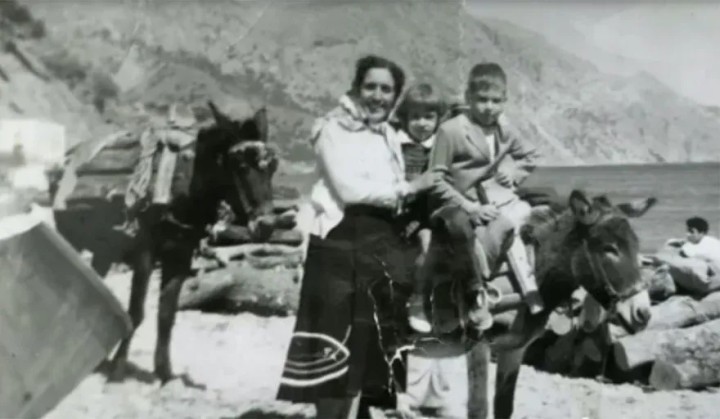 Με τη μητέρα και την αδελφή του σε παιδική ηλικία στην αγαπημένη του Κάρπαθο