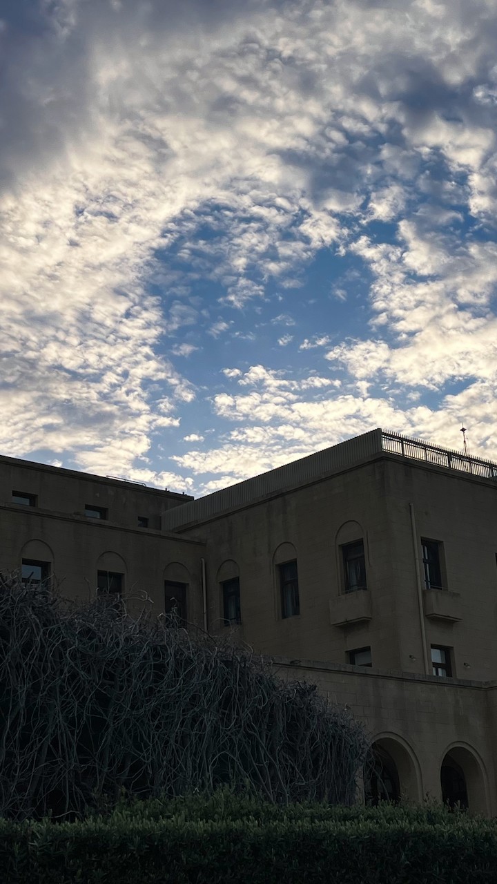 Μια καρδιά στον ουρανό πάνω από τη Ρόδο — ένας από τους πολλούς τρόπους που η αγάπη συνεχίζει να μιλά