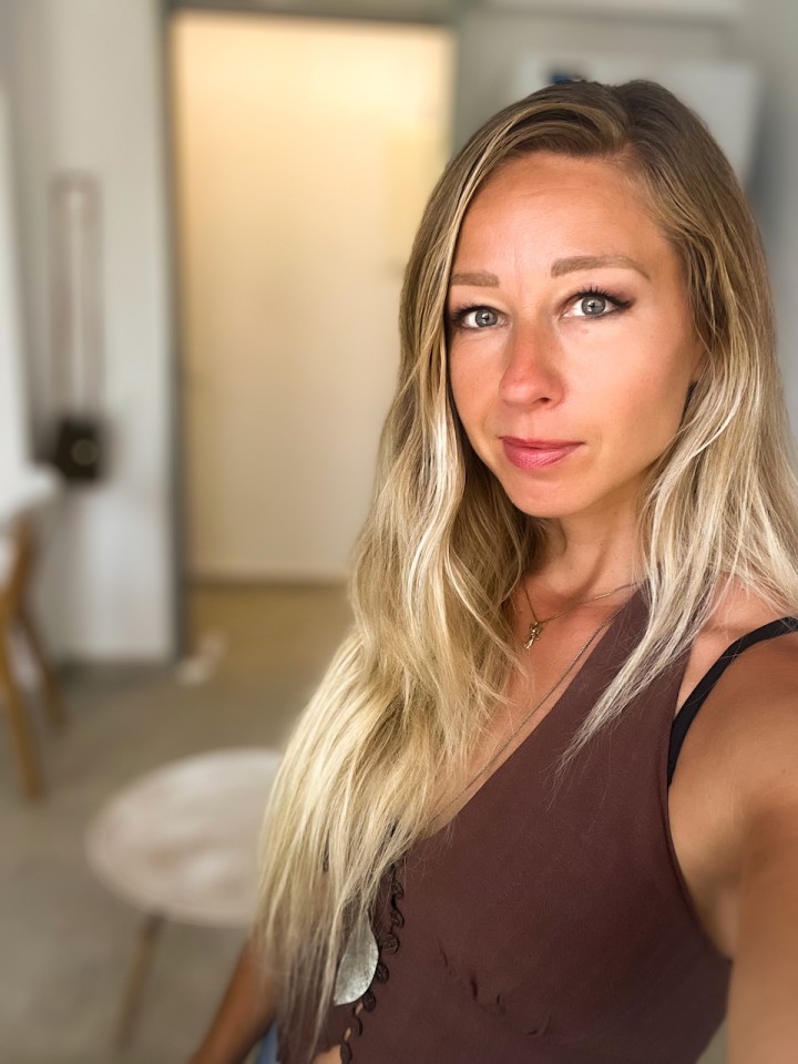 Η Johanna Lammi — συγγραφέας, δασκάλα mindfulness & yoga, και δημιουργός του Soul Speaks Now, που ζει στη Ρόδο