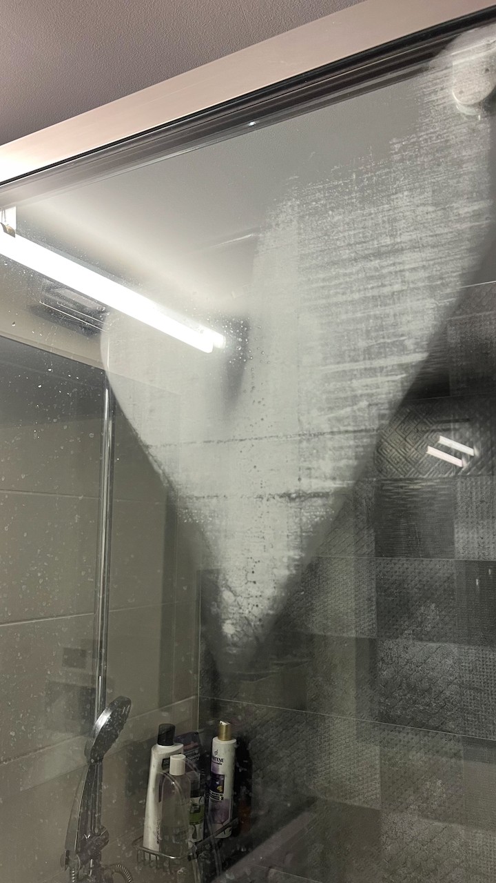 Η πρώτη καρδιά που εμφανίστηκε μετά την αναχώρηση του Γιάννη — πάνω στο τζάμι του μπάνιου, σαν να τη ζωγράφισαν αόρατα χέρια