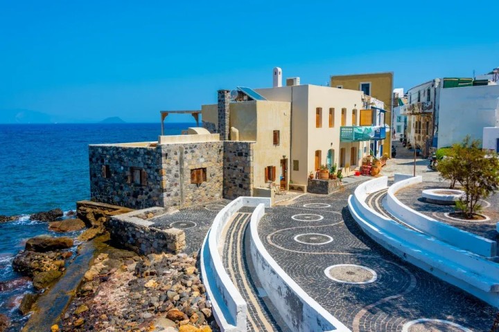 Στα σοκάκια της Νισύρου / Φωτογραφία: Shutterstock <p>Πηγή: <a target=