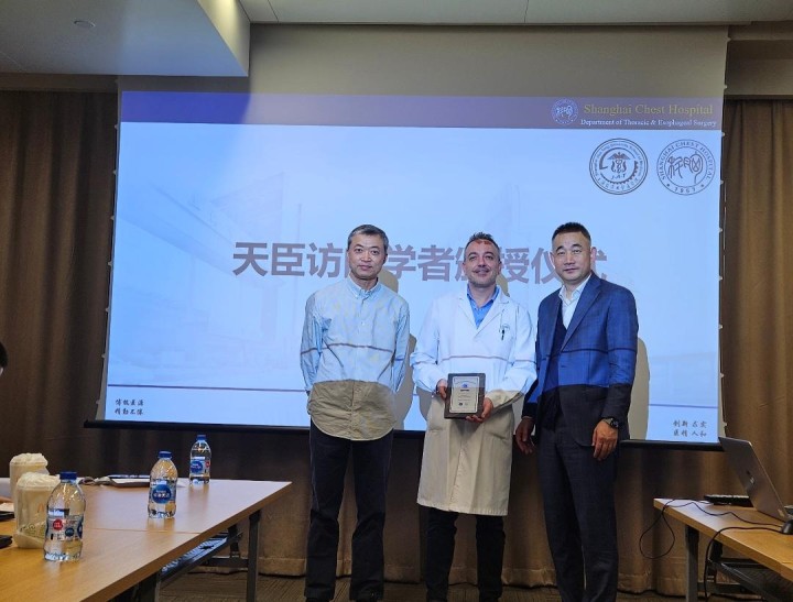 Κατά τη διάρκεια βράβευσής του από το Shanghai Chest Hospital ως International Visiting Scholar (στα αριστερά του ο Καθηγητής του Zhigang Li)