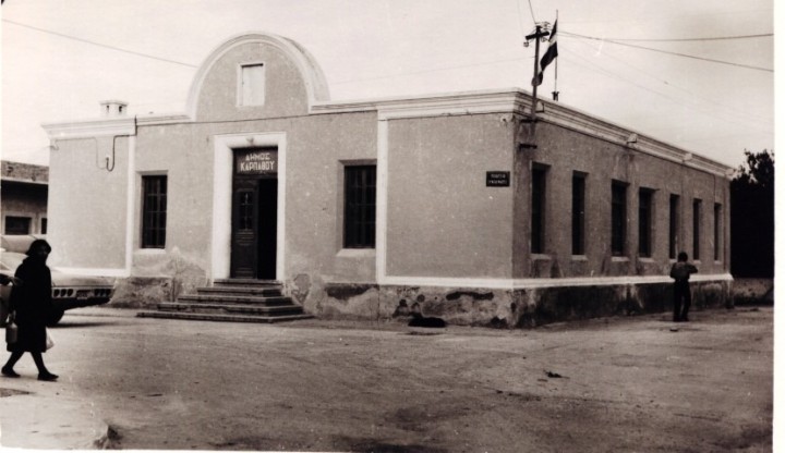 Από το 1946 και για πολλά χρόνια το Δημοτικό σχολείου των Πηγαδίων στεγάστηκε στο Κονάκι. Since 1946 and for many years, Pigadia’s Primary School was housed in Konaki.