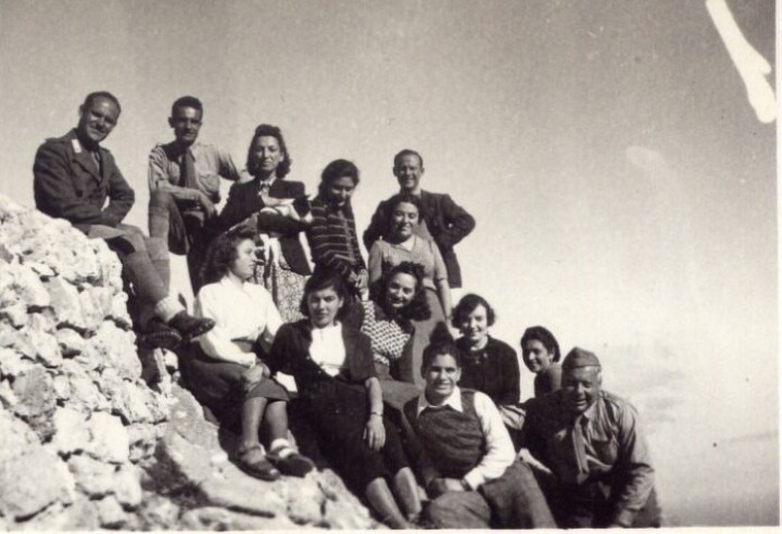 Ιταλίδες δασκάλες με Ιταλούς αξιωματικούς στο Μερτώνα. Italian teachers with Italian officers in Mertona.