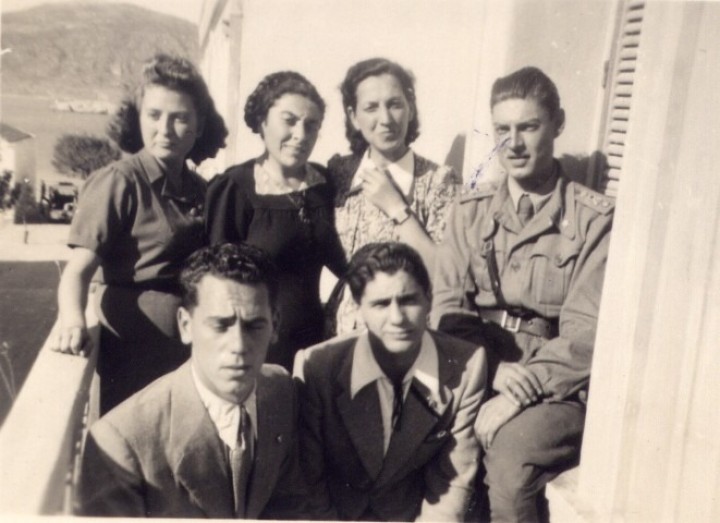 Ιταλίδες δασκάλες με Ιταλούς αξιωματικούς. Δεύτερη από αριστερά στη δεύτερη σειρά η «Τσουλού». Italian teachers with Italian officers. Second from left in the second row is “Tsoulou”.