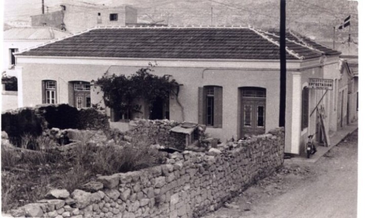 Στο κτίριο του Αλέξη Μανωλάκη στο Κονάκι στεγάστηκε το Δημοτικό σχολείου των Πηγαδίων. Pigadia’s Primary School was housed in Alexis Manolakis building in Konaki (1945-46).