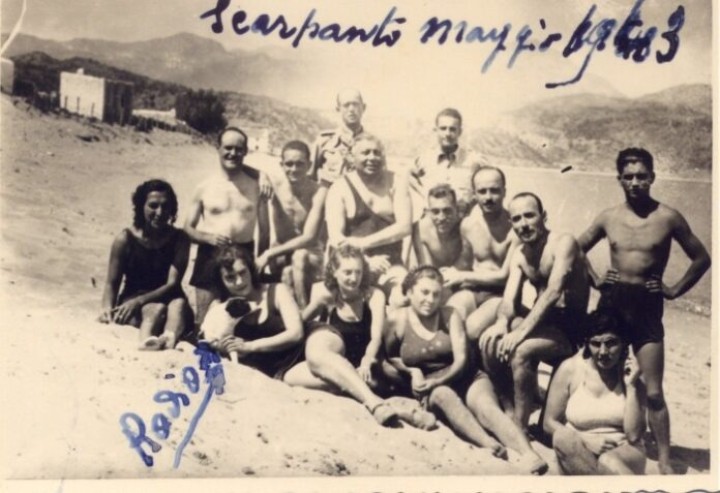 Ιταλίδες δασκάλες με Ιταλούς αξιωματικούς στην παραλία του Άμμου. Italian teachers with Italian officers in Ammos beach.