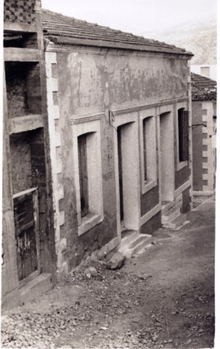 Στο σπίτι του Μπρα στεγάστηκε μέρος του Δημοτικού σχολείου των Πηγαδίων. Part of Pigadia’s Primary School was housed in Bra’s house (1944-45).