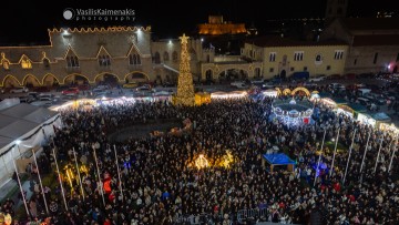 Χριστουγεννιάτικη μαγεία στην Πλατεία Δημαρχείου: Φωταγωγήθηκε το δέντρο με πλήθος κόσμου, μουσική και… πρόταση γάμου!