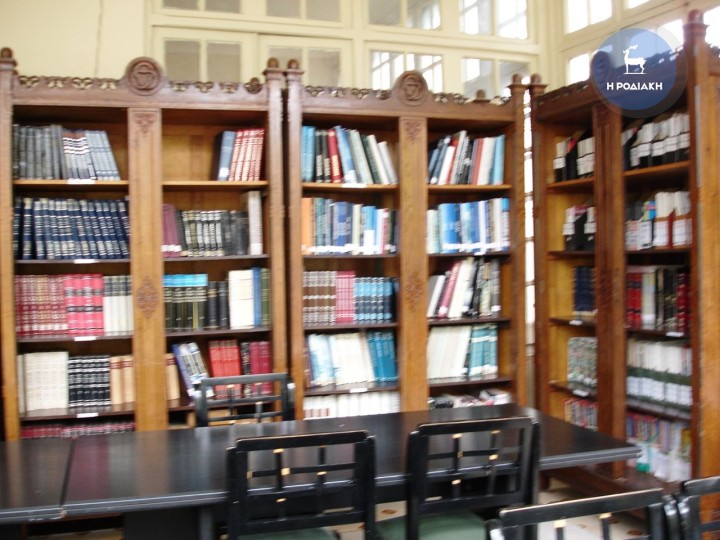 Όταν η δημοτική βιβλιοθήκη στεγαζόταν στην Ροδιακή Έπαυλη, πολλά χρόνια πριν...