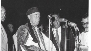 Όταν ο αείμνηστος δήμαρχος Μιχάλης Πετρίδης έφερε στη Ρόδο τον αρχηγό του Έκτου Αμερικανικού στόλου και τον έντυσε... τσολιά!