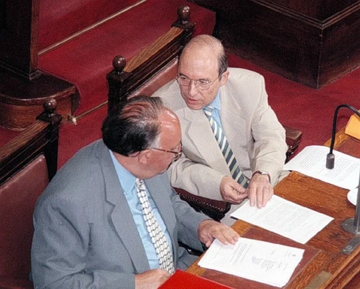 Ο Πρωθυπουργός Κώστας Σημίτης και ο Υπουργός Εξωτερικών Θεόδωρος Πάγκαλος σε προ ημερησίας διάταξης συζήτηση στην Βουλή για την Εξωτερική Πολιτική στις 6 Μαΐου 1996 ΣΑΙΤΑΣ ΠΑΝΤΕΛΗΣ/ΑΠΕ-ΜΠΕ